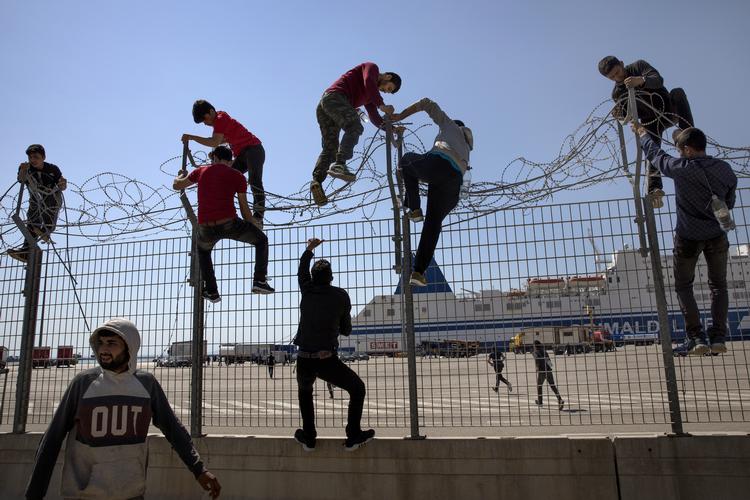 Flygtninge i havnebyen Patras i Grækenland. Det er scener som dette, der har fået politikere i Europa til at overveje udsendelseslejre uden for EU.  Jacob Ehrbahn/POLFOTO