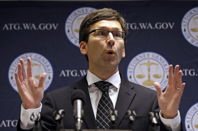 Justitsministeren i den amerikanske delstat Washington, Bob Ferguson (bill.), går nu rettens vej for at få Facebook og Google til at udlevere informationer om politiske annoncer fra de sidste fem år, eller i modsat fald blive idømt bødestrag (Foto: AP Photo/Elaine Thompson)

 