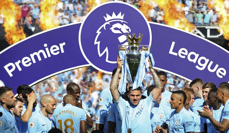På vej mod det engelske mesterskab benyttede Manchester Cuty 25 forskellige spillere. De 16 af dem, blandt andre den brasilianske målmand Ederson (med pokalen) er udtaget til VM-slutrunden. Rui Vieira/AP