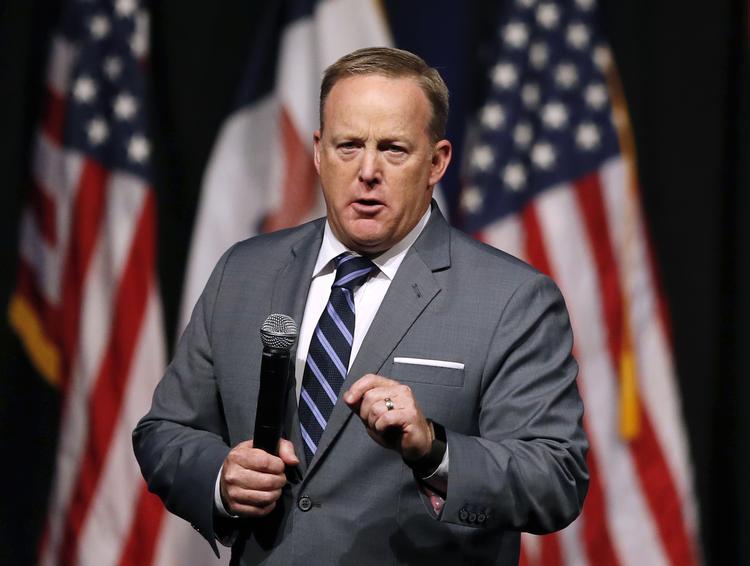 Sean Spicer. Sagde op 21. juli 2017.
   Charlie Neibergall/AP