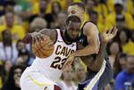  LeBron James (23) og  Stephen Curry er to af de allerstørste stjerner og mest populære sportsfolk i USA.   Marcio Jose Sanchez/AP