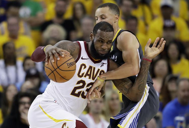  LeBron James (23) og  Stephen Curry er to af de allerstørste stjerner og mest populære sportsfolk i USA.   Marcio Jose Sanchez/AP