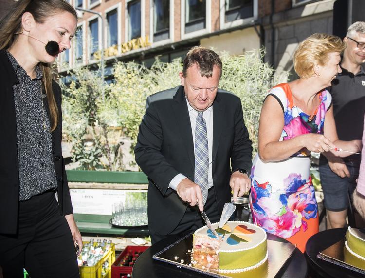 Statsminister Lars Løkke Rasmussen (V) skærer regnbuelagkagen ud, efter han, Eva Kjer Hansen (V), Ellen Trane Nørby (V) og forperson for LGBTI Danmark, Peder Holk Svendsen, holdt taler om bedre rettigheder og vilkår for LGBTI-personer. Olufson Jonas/Ritzau Scanpix