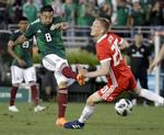 Angriberen  Marco Fabian fra tyske Frankfurt er en af de spillere, der holdt en stor fest efter sejren mod Skotland.  Chris Carlson/AP