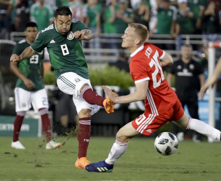 Angriberen  Marco Fabian fra tyske Frankfurt er en af de spillere, der holdt en stor fest efter sejren mod Skotland.  Chris Carlson/AP