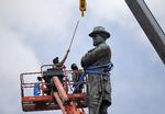 Der gøres klar til at fjerne en statue af Robert E. Lee i New Orleans i 2017. I alt fire statuer blev fjernet fra byen for ikke at hylde sydstatshæren, der kæmpede for at bevare slaveriet i Den Amerikanske Borgerkrig.  Gerald Herbert/AP