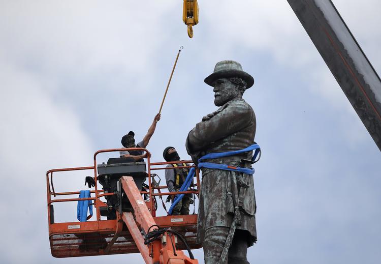 Der gøres klar til at fjerne en statue af Robert E. Lee i New Orleans i 2017. I alt fire statuer blev fjernet fra byen for ikke at hylde sydstatshæren, der kæmpede for at bevare slaveriet i Den Amerikanske Borgerkrig.  Gerald Herbert/AP