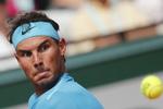 I kvartfinalens første sæt var Rafael Nadal i vildrede mod argentineren Diego Schwartzman. Spanieren kan dog stadig nå at vende slaget. Thibault Camus/AP