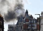 Det femstjernernede hotel Mandarin Oriental står i flammer. Hvad der har forårsaget branden, vides endnu ikke. John Stillwell/AP