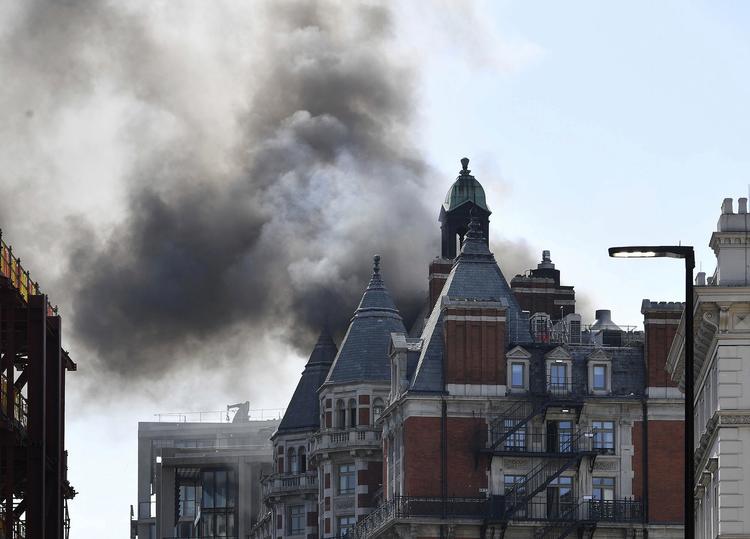 Det femstjernernede hotel Mandarin Oriental står i flammer. Hvad der har forårsaget branden, vides endnu ikke. John Stillwell/AP