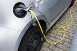 Danmark er sløv til at omstille bl.a. sin transportsektor til elektricitet, og det kritiseres af både industrien og klimaaktivister. Her er det en elbil fra den kommunale hjemmepleje, der står til opladning i Aarhus.   Dalhoff Casper/POLFOTO