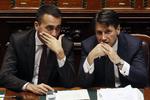 Den italienske premierminister, Giuseppe Conte, ses her med Femstjernebevægelsens leder, Luigi Di Maio. Efter turbulente uger er den nye italienske regering endelig blevet godkendt.  Gregorio Borgia/AP
