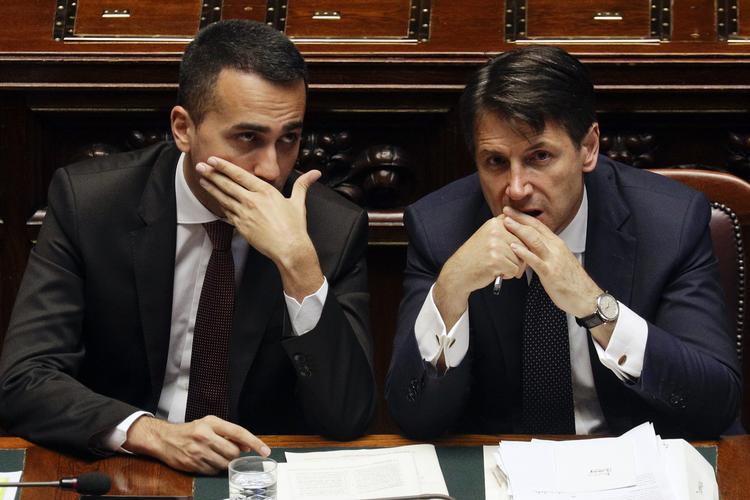 Den italienske premierminister, Giuseppe Conte, ses her med Femstjernebevægelsens leder, Luigi Di Maio. Efter turbulente uger er den nye italienske regering endelig blevet godkendt.  Gregorio Borgia/AP