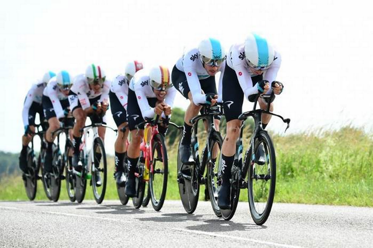 Team Sky i elegant og kraftfuld formation på kurs mod den overbevisende sejr i holdløbet. Foto: A.S.O./Alex Broadway. 