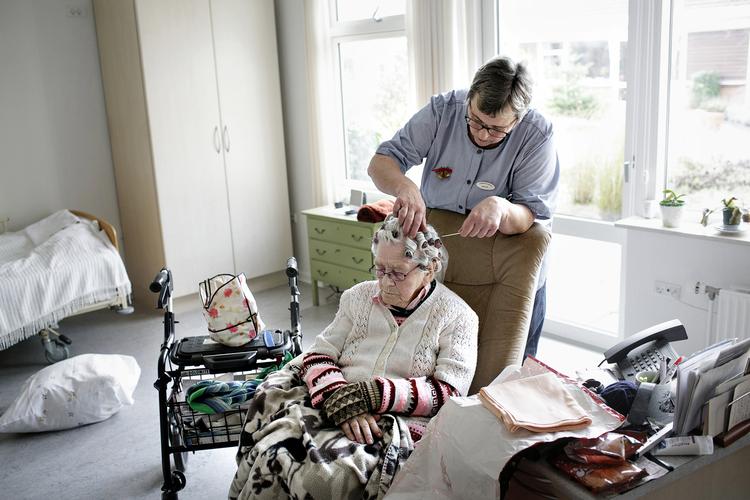 En fremskrivning fra fagforbundet FOA viser, at der vil mangle 40.000 sosu'er i ældreplejen i 2026. Allerede nu mangler to ud af tre kommuner personale i ældreplejen. Miriam Dalsgaard/POLFOTO