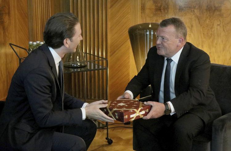 Forbrundskansler Sebastian Kurz forærer Lars Løkke Rasmussen en gave, da den danske statsminister besøgte Østrig i maj. Ronald Zak/AP