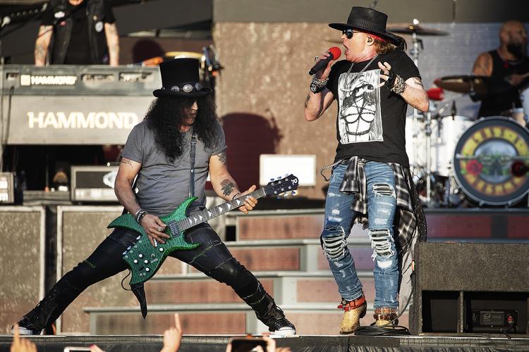 Slash (t.h.) og Axl Rose serverede en Greatest Hits-parade, og så burde alt jo være i orden. Men alt for meget kan ironisk nok være alt for lidt.  Carsten Bundgaard/Ritzau Scanpix