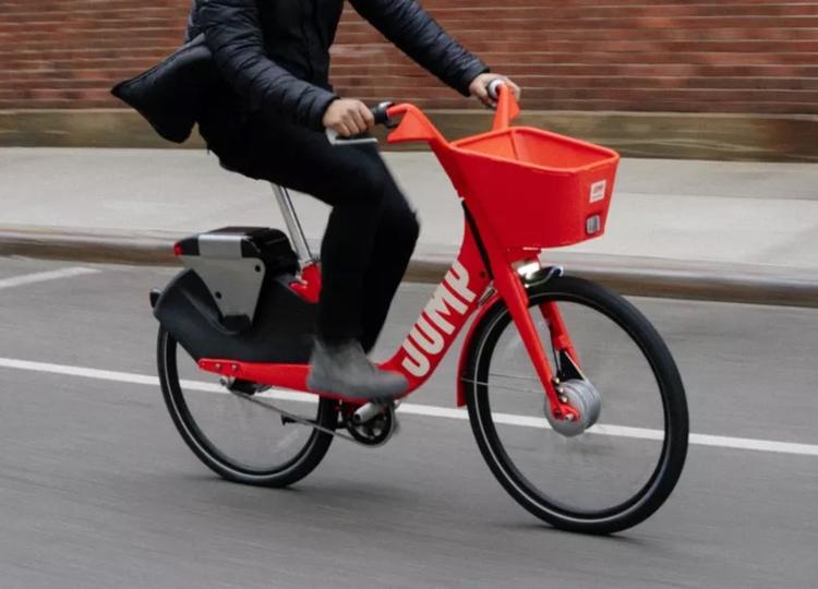 Disse elektriske JUMP-cykler fra Uber indtager nu Berlins gader som et kommercielt bycykel-system. Det er et forsøg fra Ubers side på at skabe en mere dialogvenlig og grøn firmaprofil (Foto: JUMP/Uber). 