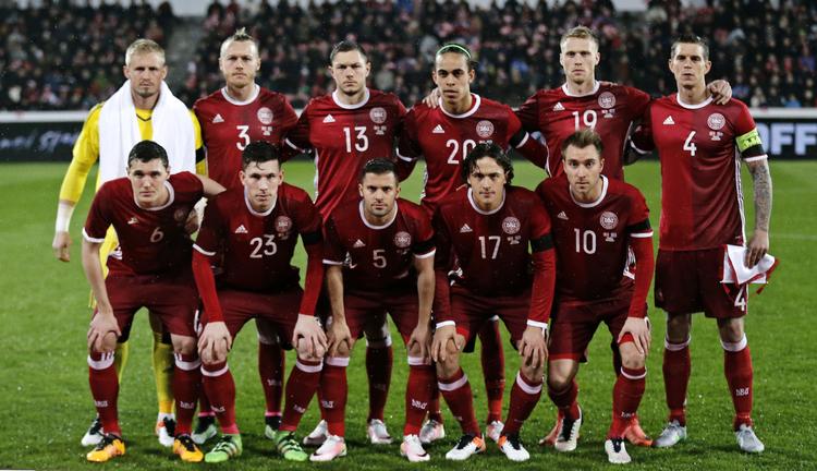 Fra Åge Hareides første startopstilling mod Island i 2016 er der 8 spillere i den danske VM-trup og 5 på listen over de største danske handler. Bagest fra venstre: Kasper Schmeichel, Simon Kjær, Henrik Dalsgaard, Yussuf Yurary Poulsen, Nicolai Jørgensen og Daniel Agger. Forrest: Andreas Christensen, Pierre-Emile Højbjerg, Riza Durmisi, Thomas Delaney og Christian Eriksen. Jens Dresling/POLFOTO