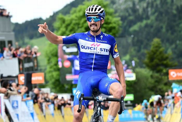 Franskmanden Julian Alaphilippe sikrede sig med en eksplosiv finish sejren på 4. etape i Critérium du Dauphiné. Foto: A.S.O./Alex Broadway. 