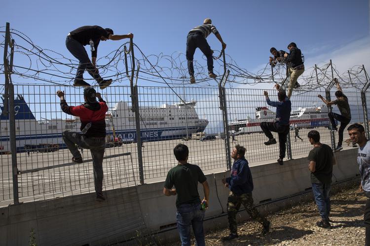 Flygtninge og migranter i den græske havneby Patras, der forsøger at kravle over pigtråden, gemme sig på en lastbil og komme om bord på en båd til Italien og videre op mod Europa. Jacob Ehrbahn/POLFOTO