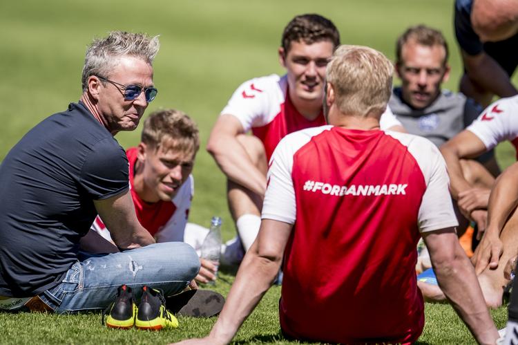 Thomas Helmig (tv.) besøgte landsholdets træningslejr i Helsingør tidligere på ugen.
   Mads Claus Rasmussen/Ritzau Scanpix
