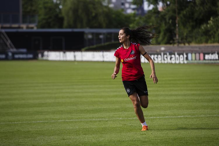 Portræt af Nadia Nadim. Gudrun Marie interviewer på baggrund af Miriam Zeslers nye biografi.
   Emma Sejersen/POLFOTO