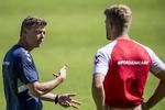 Jon Dahl Tomasson forklarer Andreas Cornelius, hvordan man scorer mål i en slutrunde. Landsholdets assistenttræner har selv scoret 8 ved VM og EM. Mads Claus Rasmussen/Ritzau Scanpix