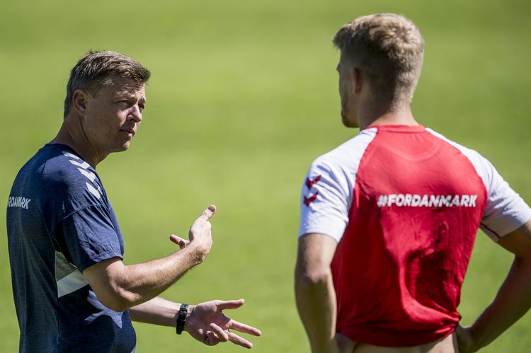 Jon Dahl Tomasson forklarer Andreas Cornelius, hvordan man scorer mål i en slutrunde. Landsholdets assistenttræner har selv scoret 8 ved VM og EM. Mads Claus Rasmussen/Ritzau Scanpix