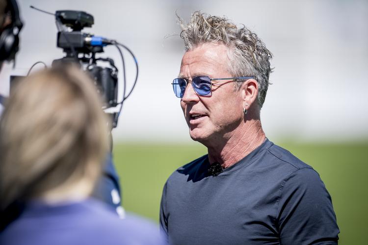 Thomas Helmig (tv.) besøgte landsholdets træningslejr i Helsingør tidligere på ugen.
   Mads Claus Rasmussen/Ritzau Scanpix