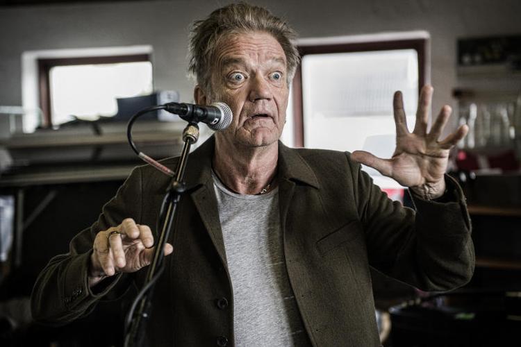 Lars Lilholt kan denne sommer opleves på turné rundt i Danmark, efter han sidste år måtte se sig nødsaget til at aflyse flere koncerter grundet rygproblemer. Arkivfoto Casper Dalhoff