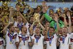 Af de tyske spillere, der på dette billede fejrer VM-sejren i 2014 er kun Sami Khedira (bagerst med skæg) og Manuel Neuer (halvt skjult bag nr. 23) med i Tysklands trup i Rusland. Natacha Pisarenko/AP