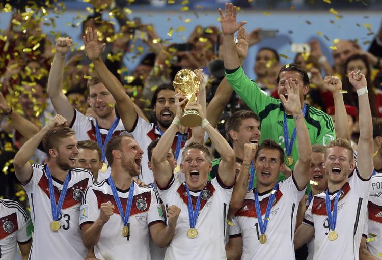 Af de tyske spillere, der på dette billede fejrer VM-sejren i 2014 er kun Sami Khedira (bagerst med skæg) og Manuel Neuer (halvt skjult bag nr. 23) med i Tysklands trup i Rusland. Natacha Pisarenko/AP