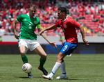 Jonny Evans (tv) - her i aktion for Nordirland i sidste uge - er en stor lederskikkelse. han var anfører i WBA og er det på det nordirske landshold. I Premier League kan Evans nu se frem til en kort pause i februar.  Juan Carlos Ulate/Ritzau Scanpix