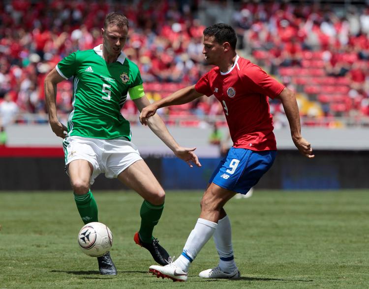 Jonny Evans (tv) - her i aktion for Nordirland i sidste uge - er en stor lederskikkelse. han var anfører i WBA og er det på det nordirske landshold. I Premier League kan Evans nu se frem til en kort pause i februar.  Juan Carlos Ulate/Ritzau Scanpix