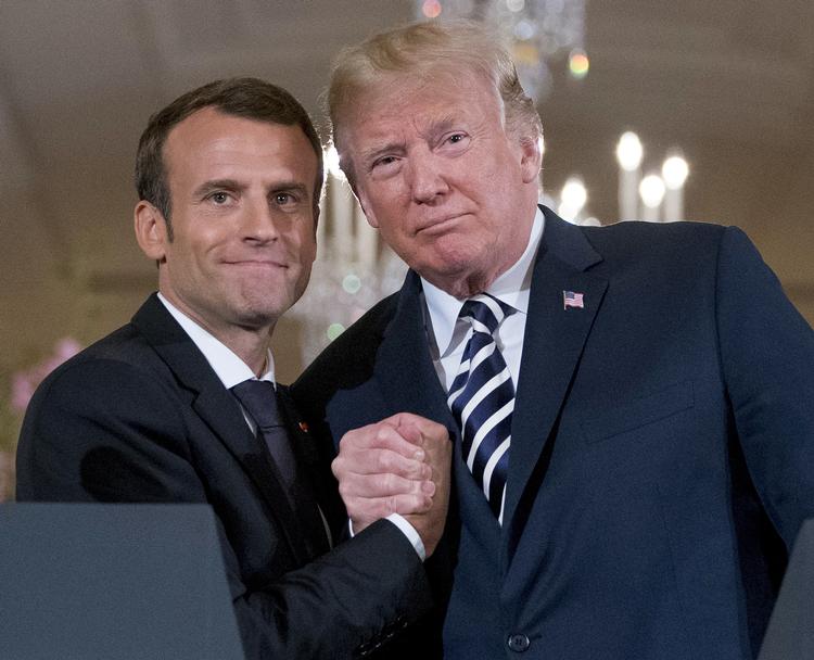 Hykleri? Præsident Macron og hans amerikanske kollega Donald Trump forsøger at skjule deres voksende uoverensstemmelser. Senere på ugen møde de til D-day højtideligheder i Frankrig. Foto: 
   . (AP Photo/Andrew Harnik, File)
   Andrew Harnik/AP