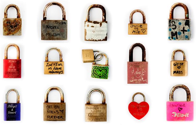 De såkaldte love locks er små, intime kærlighedserklæringer, som forelskede par sætter på broer verden over. Her er det låse fra Bryggebroen i 
København. 
Arkivfoto: Peter Hove Olesen
 