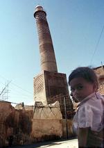 Minaretten al-Hadba i Mosul på et billede fra 1998. Den pukkelryggede, en mand, der bukker, eller Iraks svar på Det Skæve Tårn i Pisa. I 2017 blev den ødelagt af Islamisk Stat. Jassim Mohammed/AP