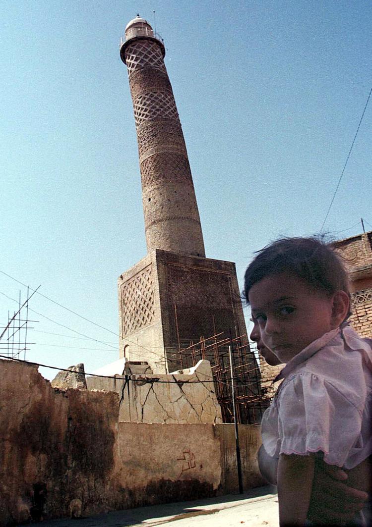 Minaretten al-Hadba i Mosul på et billede fra 1998. Den pukkelryggede, en mand, der bukker, eller Iraks svar på Det Skæve Tårn i Pisa. I 2017 blev den ødelagt af Islamisk Stat. Jassim Mohammed/AP