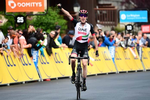 Dan Martin sikrer sig med en stærk offensiv på de sidste 3 km sejren på 5. etape i Critérium du Dauphiné. Foto: A.S.O./Alex Broadway. 