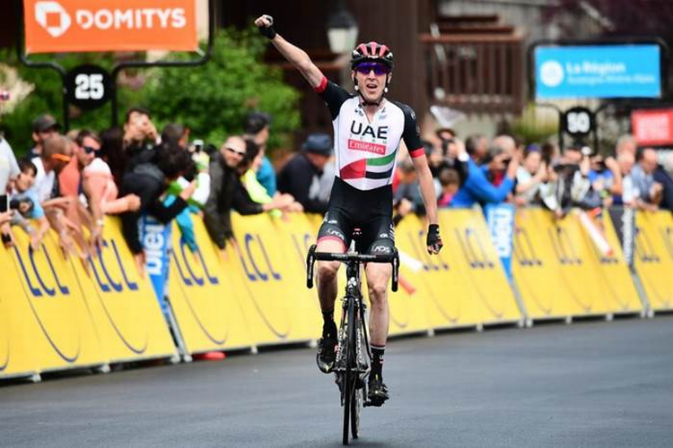 Dan Martin sikrer sig med en stærk offensiv på de sidste 3 km sejren på 5. etape i Critérium du Dauphiné. Foto: A.S.O./Alex Broadway. 