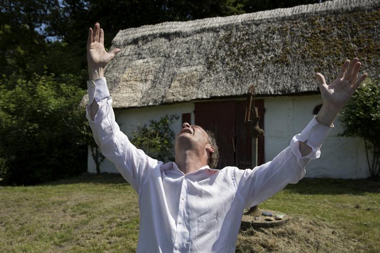 Knud Romer er bogaktuel 12 år efter ’Den som blinker er bange for døden’. Toeren er »vanvittigt velformidlet« og en »moderne klassiker«, mener anmeldere.  Finn Frandsen/POLFOTO