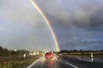 Efter ugers tørke vil det i dag være realistisk at opleve regn. Her er det en regnbue på motorvejen mellem Vejle og Fredericia. Arkivfoto Brian Karmark