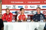 Landstræner Åge Hareide, målmanden Kasper Schmeichel (tv.) og forsvareren Andreas Christensen var i godt humør på pressemødet før Mexico-kampen – selv om landstræneren siger, at han kæmper med at forstå danskerne og den danske presse. Anders Kjærbye/Ritzau Scanpix
