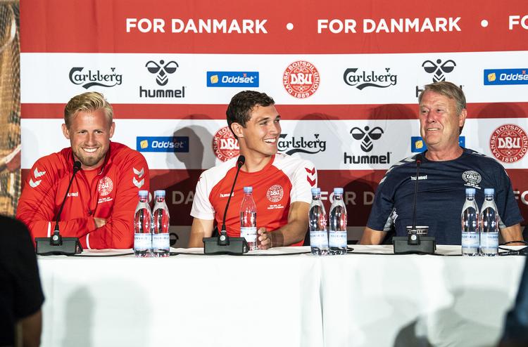 Landstræner Åge Hareide, målmanden Kasper Schmeichel (tv.) og forsvareren Andreas Christensen var i godt humør på pressemødet før Mexico-kampen – selv om landstræneren siger, at han kæmper med at forstå danskerne og den danske presse. Anders Kjærbye/Ritzau Scanpix