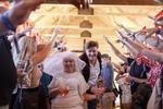 Bunkebryllup. De første små tyve par har fået Northside-papirer på, at de er gift. Det foregår i festivalens 'kirke', med inspiration fra Las Vegas og tilsynelandende nogenlunde samme holdbarhed. Per Lange