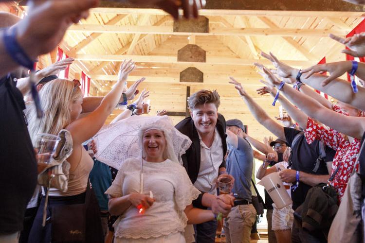 Bunkebryllup. De første små tyve par har fået Northside-papirer på, at de er gift. Det foregår i festivalens 'kirke', med inspiration fra Las Vegas og tilsynelandende nogenlunde samme holdbarhed. Per Lange
