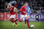 Nadia Nadim (til højre) kalder det træls, at Pernille Harder (til venstre) blandede sig før det brændte straffespark. Jens Dresling/POLFOTO
