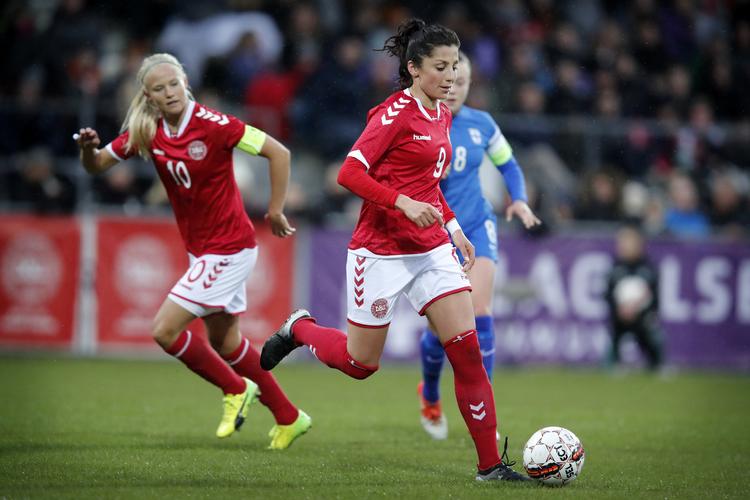 Nadia Nadim (til højre) kalder det træls, at Pernille Harder (til venstre) blandede sig før det brændte straffespark. Jens Dresling/POLFOTO