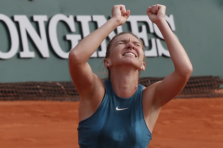 Efter flere forgæves forsøg kunne Simona Halep endelig juble over en grand slam-sejr. Michel Euler/AP